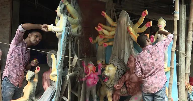 কাজে ব্যস্ত প্রতিমা শিল্পীরা